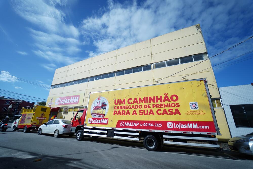 Foto 1 / Lojas MM entrega caminhão de prêmio em Matinhos